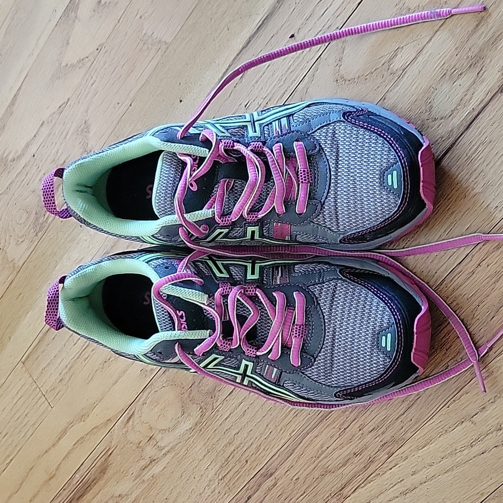 Ladies ASICS Gel-ventures 5 sneakers.